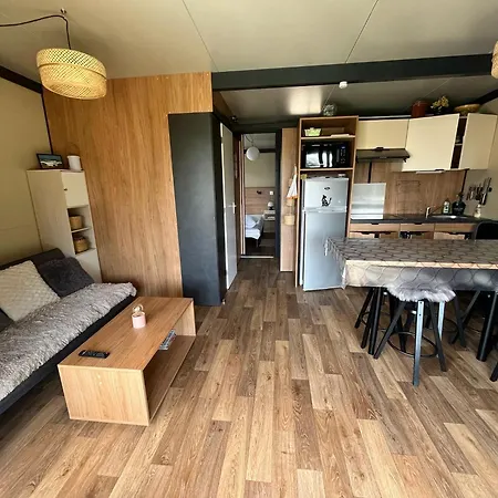 Kemping Mobil-home Recent A 300 Metres De La *